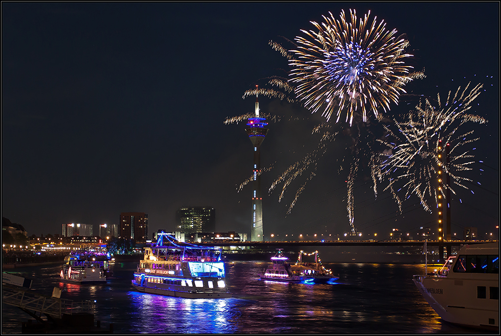 Feuerwerk bei der Düsseldorfer Rheinkirmes