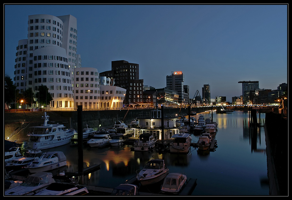 Medienhafen zur blauen Stunde