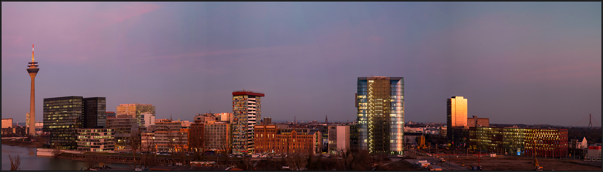 Der Düsseldorfer MedienHafen (Panorama-Aufnahme)