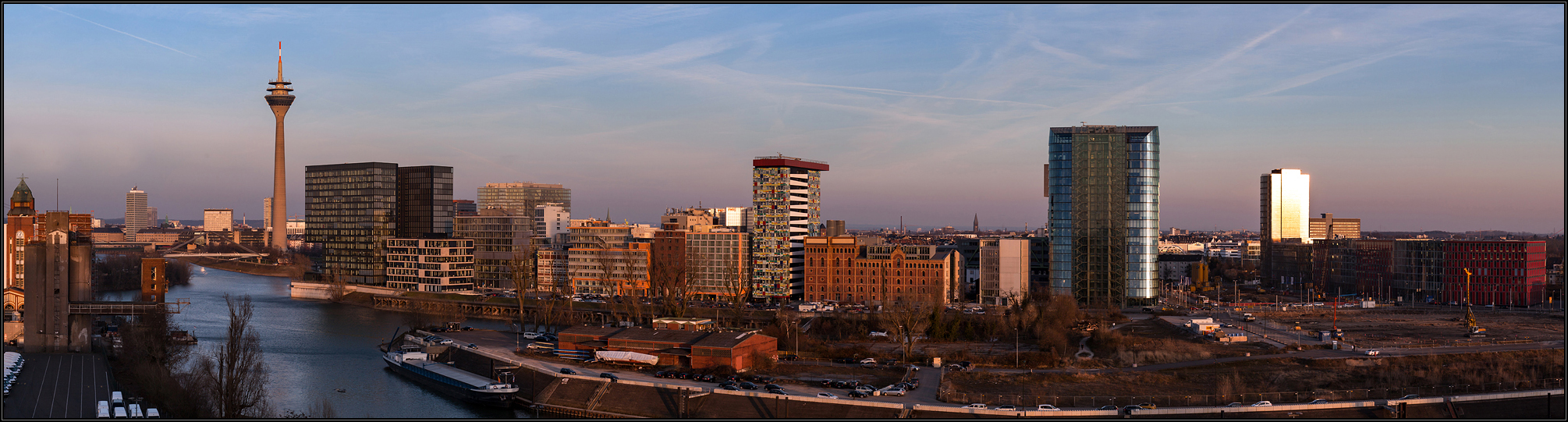 Düsseldorf - der MedienHafen (Panorama-Aufnahme)