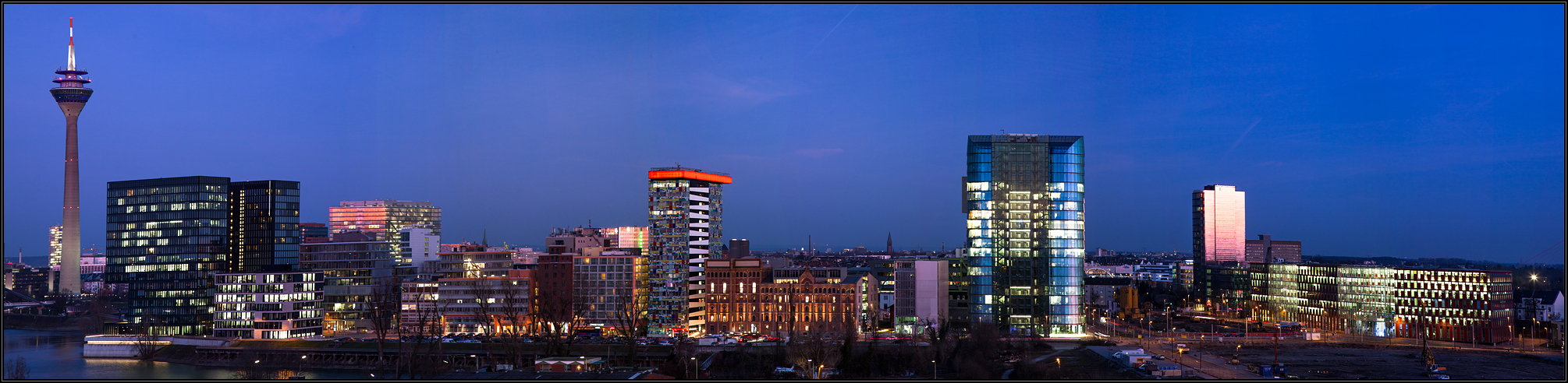 Düsseldorf Medienhafen: die Metropole am Rhein (Panorama-Aufnahme)