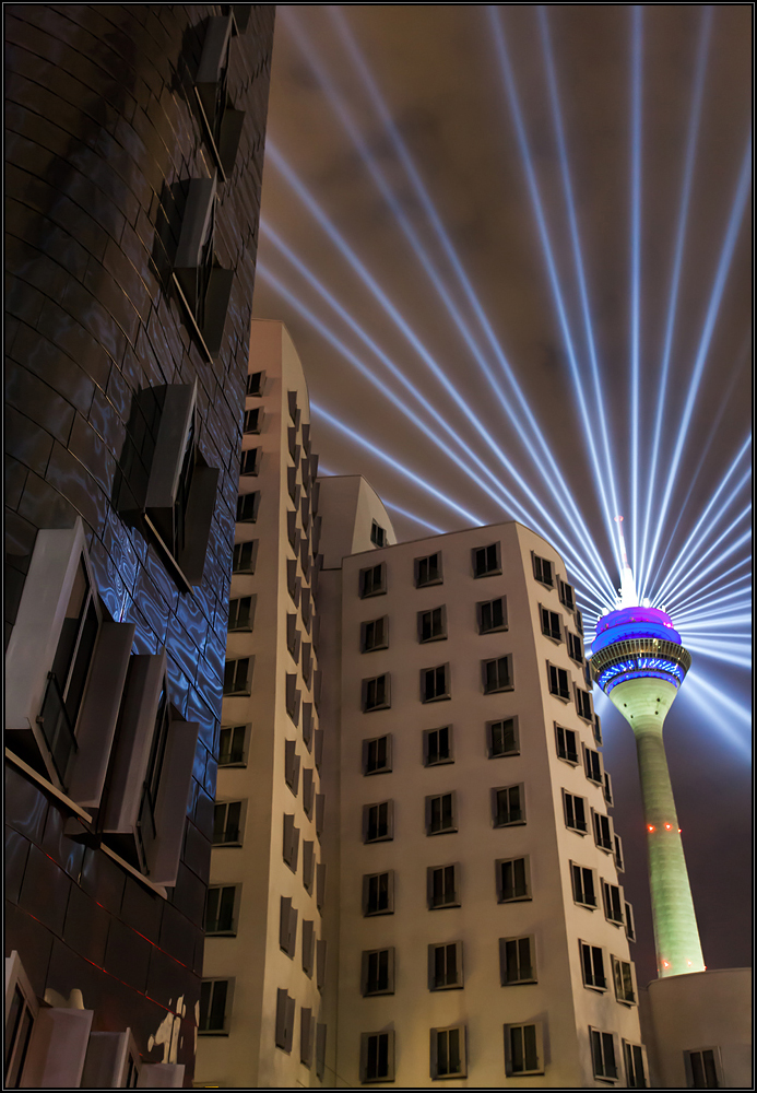 Lichtshow am Rheinturm in Düsseldorf