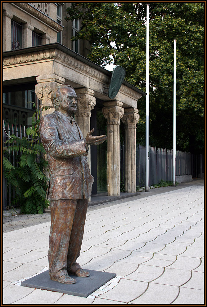 Johannes Rau vor „Villa Horion“   	