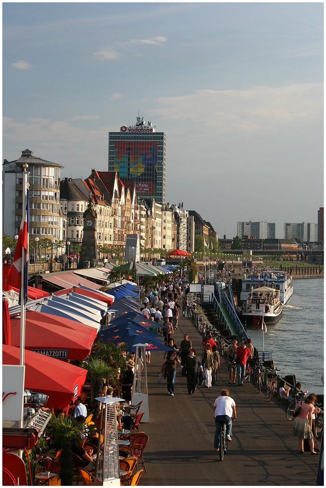  Düsseldorf - Lebendiges Rheinufer