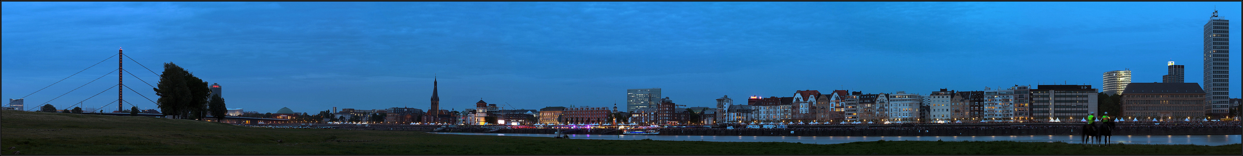   "Blick auf Altstadt " Düsseldorf (Panorama-Aufnahme)