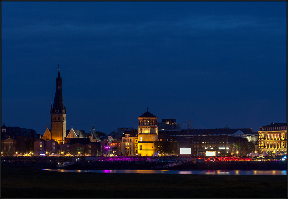 Blick auf die Rheinufer Promenade