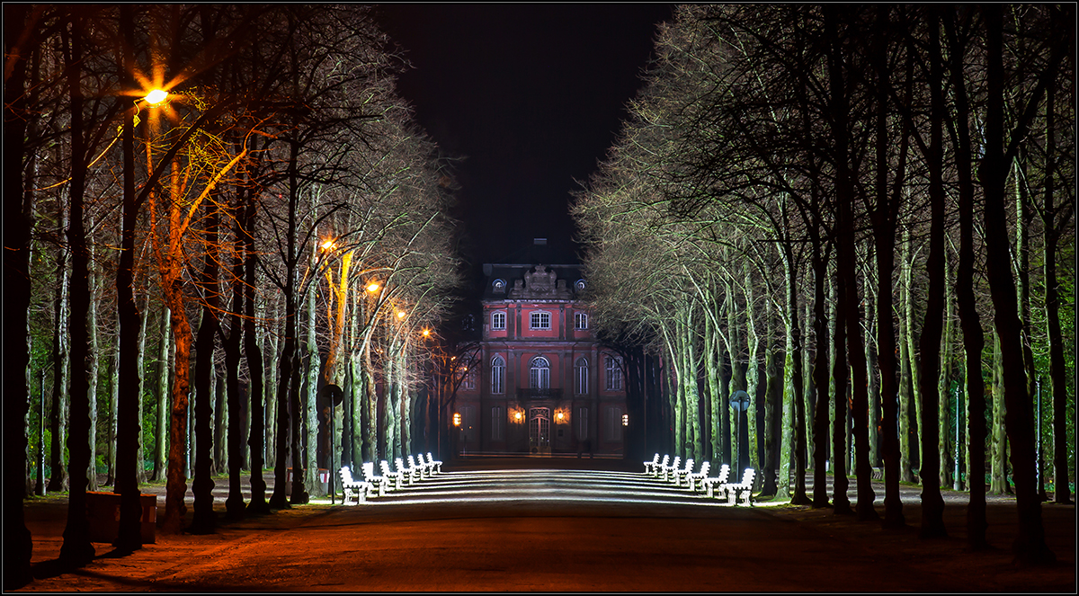 Die *Leuchtenden Bänke* im Düsseldorfer Hofgarten