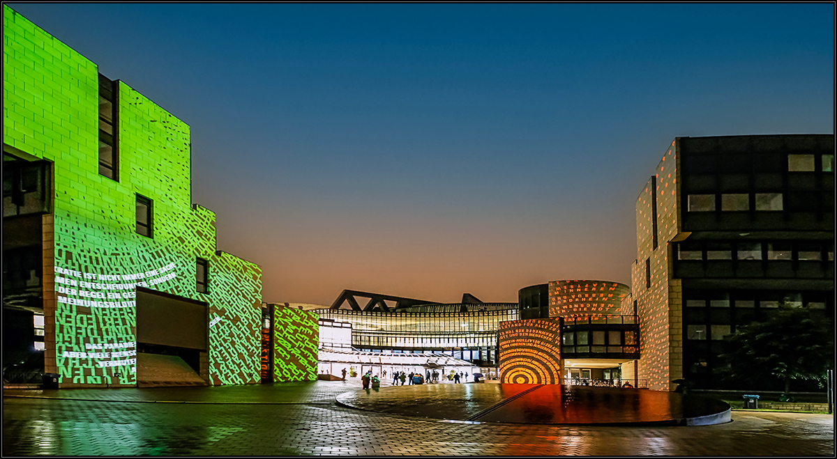 Düsseldorf : 75 Jahre NRW - Illumination des Landtags