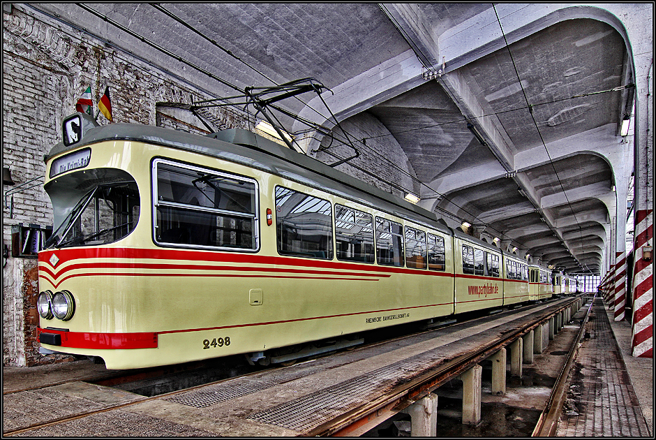 Oldtimer in Düsseldorf - 2498 Sechsachsiger Gelenkwagen 