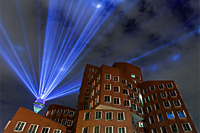 Lichtspektakel im Medienhafen Düsseldorf
