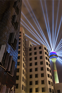 Lichtshow am Rheinturm in Düsseldorf