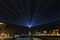 Lichtspektakel auf dem Rheinturm in Düsseldorf