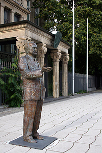 Johannes Rau vor „Villa Horion“   	